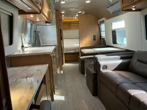 2018 Airstream Classic 33FBQ — photo 5