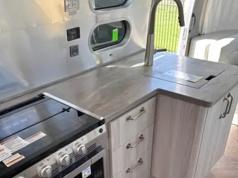 2025 Airstream International 27FB — photo 5