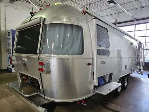 2025 Airstream International 30RBT — photo 4
