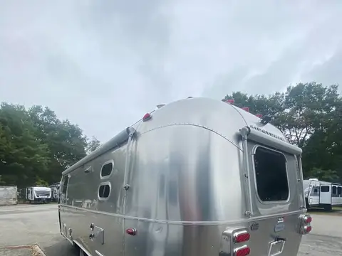 2021 Airstream Globetrotter 23FB Twin; twin — photo 3
