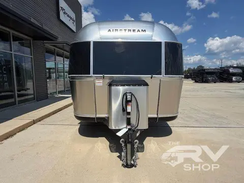 2027 Airstream Classic — photo 2