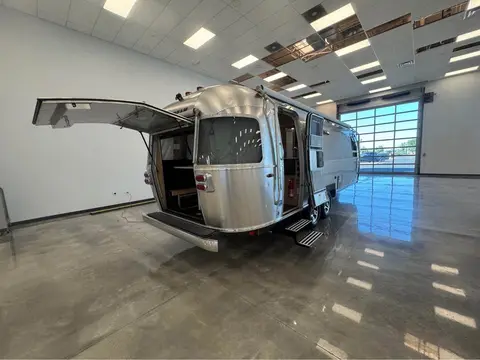 2015 Airstream Eddie Bauer 27FB hatch — photo 4