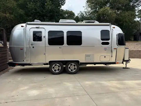 2017 Airstream International Signature 23FQ CCD — photo 4