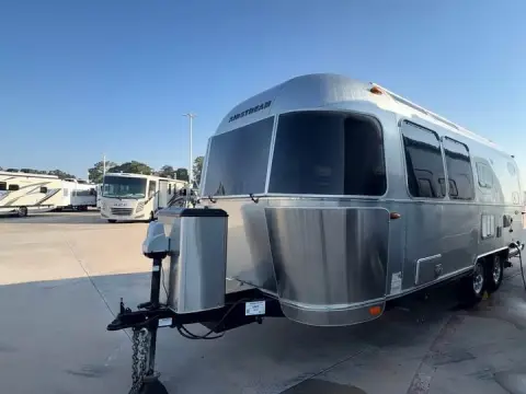 2017 Airstream Flying Cloud 23D — photo 2