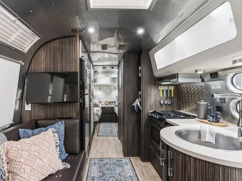 2018 Airstream International Signature 25FB Twin — photo 5