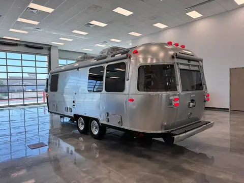 2027 Airstream International — photo 3