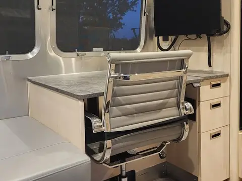 2023 Airstream Flying Cloud 27FB Twin; — photo 3