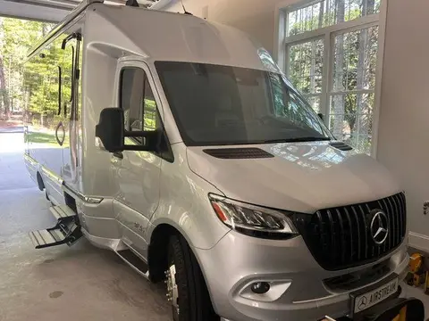 2022 Airstream Tommy Bahama — photo 5