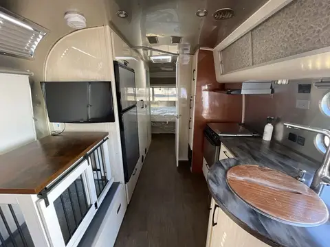 2017 Airstream International Serenity 27FB — photo 4