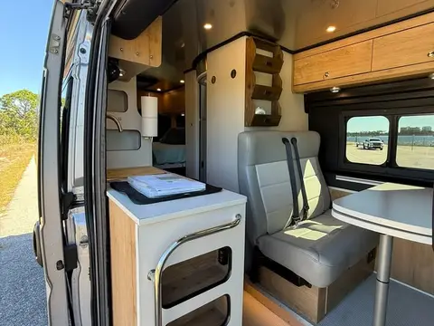 2023 Airstream Rangeline — photo 4