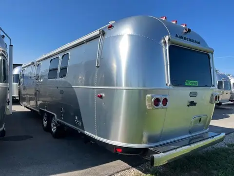 2021 Airstream Classic 33FB — photo 4