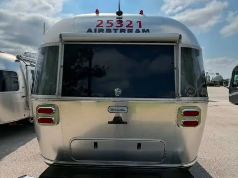 2025 Airstream Globetrotter 30RBT — photo 3
