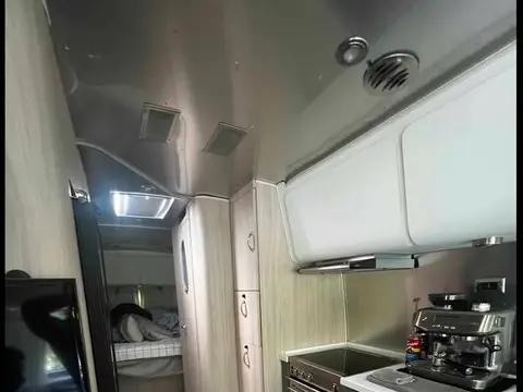 2019 Airstream Globetrotter 27 ft — photo 2