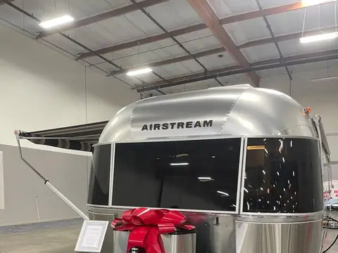 2022 Airstream Globetrotter 25FB Twin — photo 2