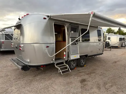 2025 Airstream Tradewind 23FBT (twin) — photo 3