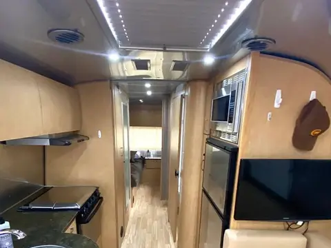 2016 Airstream Flying Cloud — photo 3