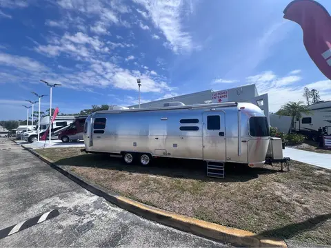 2025 Airstream Globetrotter 30RB; — photo 1