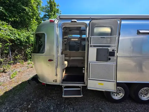2017 Airstream International Serenity 27FBQ — photo 4