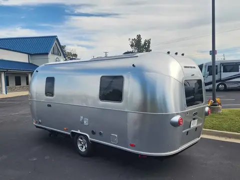 2026 Airstream World Traveler 22RB — photo 4