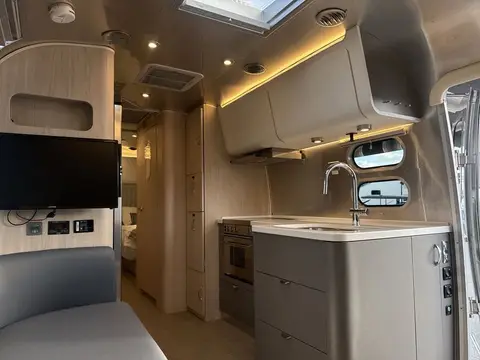 2024 Airstream Globetrotter 27FB TWIN — photo 3