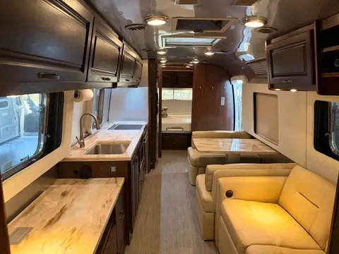 2020 Airstream Classic 33FBQ — photo 5