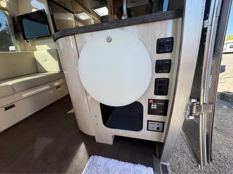 2019 Airstream International Serenity 27FB — photo 5