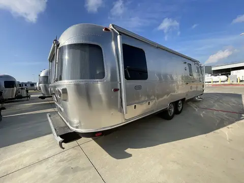 2021 Airstream Classic — photo 2