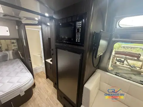 2015 Airstream International Signature 23D — photo 5