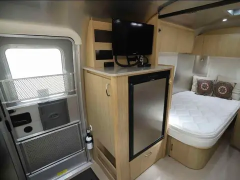 2019 Airstream Flying Cloud 19CB — photo 3
