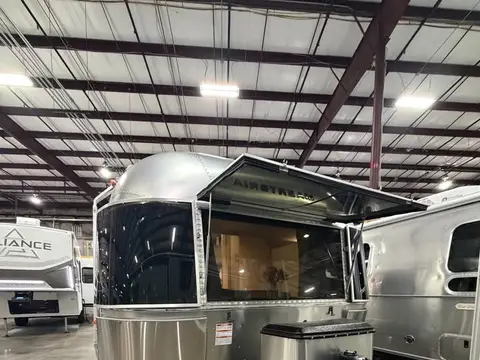 2026 Airstream Flying Cloud 30FB — photo 2