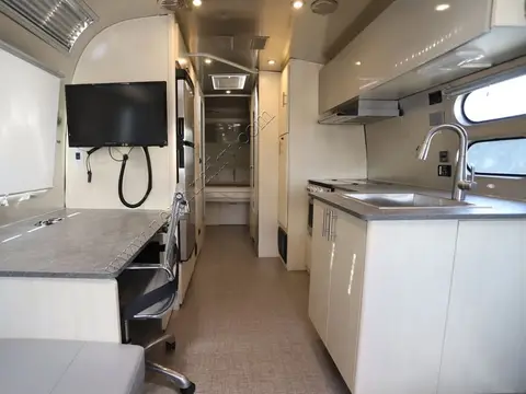 2022 Airstream Flying Cloud 27FB — photo 2