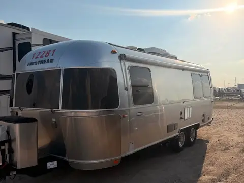 2018 Airstream International Signature 25FBQ — photo 2