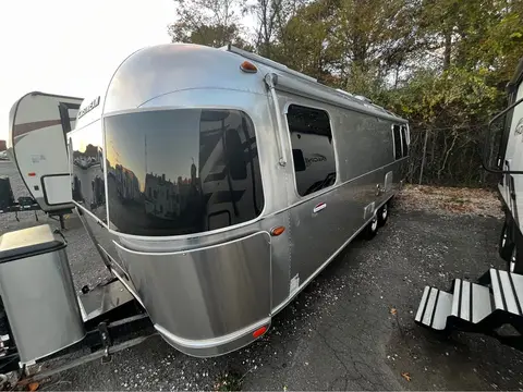 2018 Airstream International Signature 27FB — photo 2