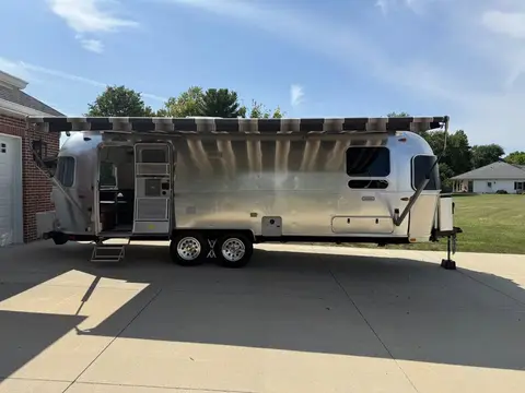 2021 Airstream Globetrotter 27 ft twin 27 ft — photo 3