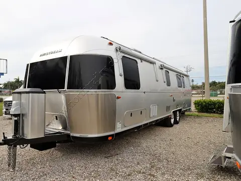 2018 Airstream Classic 33FB — photo 1
