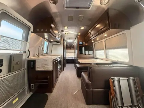 2018 Airstream Classic 30RB — photo 2