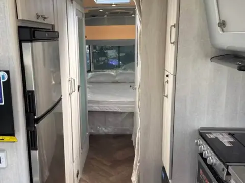 2025 Airstream International 27FB — photo 4