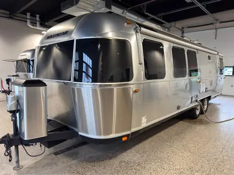 2018 Airstream Classic — photo 2