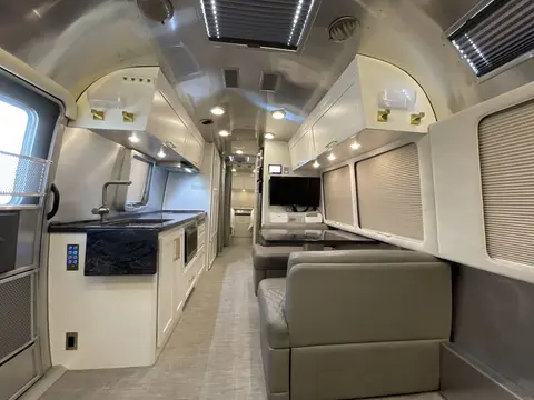 2021 Airstream Classic — photo 5