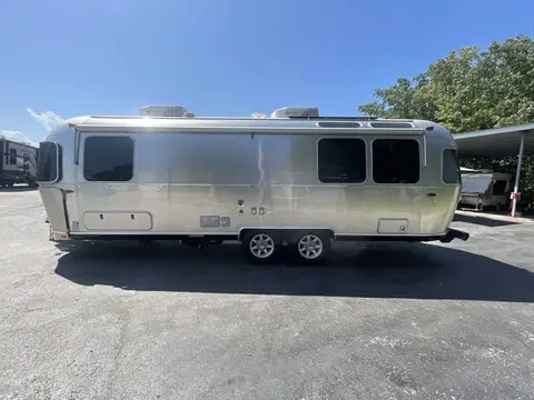 2024 Airstream Flying Cloud 27FB Twin — photo 3
