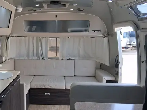 2018 Airstream International Signature 28RBT — photo 3