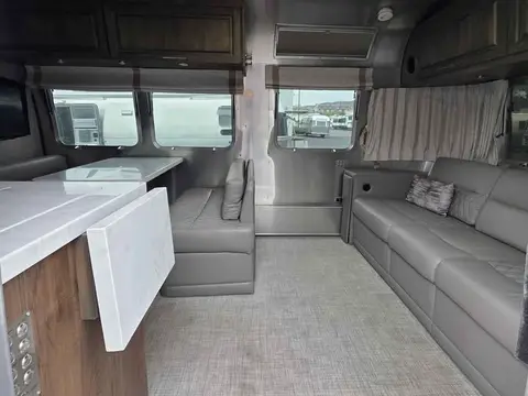 2022 Airstream Classic 30 RBQ — photo 5