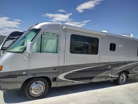 2004 Airstream Land Yacht — photo 2