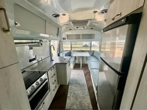 2022 Airstream International 27 FB twin — photo 5