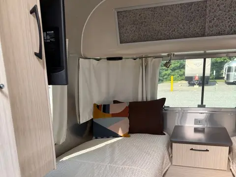 2020 Airstream International 27FB Twin; twin — photo 2