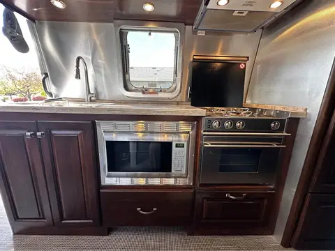 2017 Airstream Classic 30 ft — photo 5