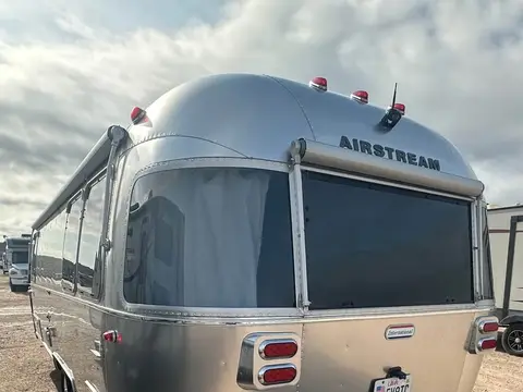 2022 Airstream International 27 FB twin — photo 4