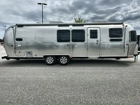 2022 Airstream Flying Cloud 30FB (BUNKS) — photo 3