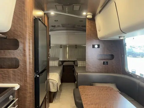 2021 Airstream Globetrotter 23FB Twin — photo 2
