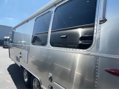 2019 Airstream International 25 FBQ — photo 5